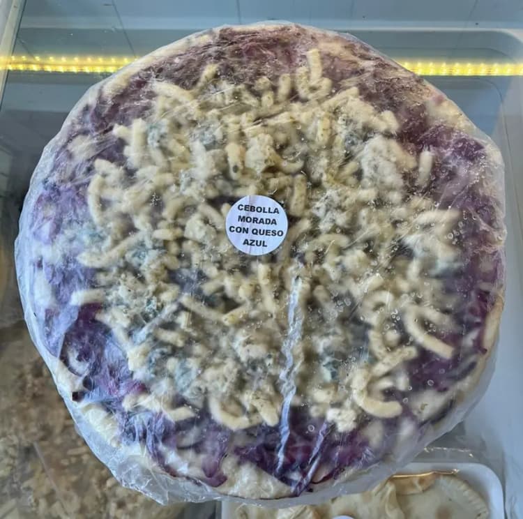 Imagen de Pizza Casera de Cebolla Morada y Queso Azul